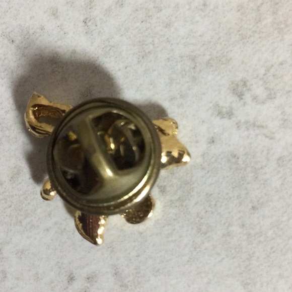 Gold Cupid pin with front leg pose - Picture 5 of 6